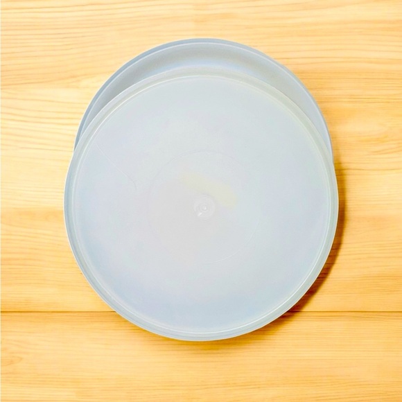 USA Vintage Tupperware Round Cupcake/ multi-purpose 242-15 & Lid 224-13 - Picture 1 of 3